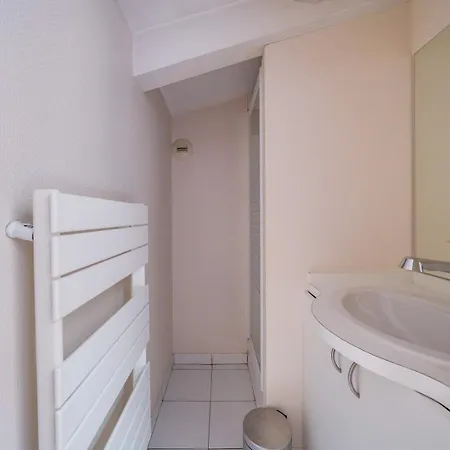 Spacious, Quiet Flat In The Heart Of アパート ボルドー